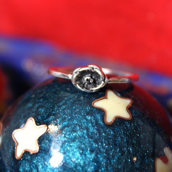 Whimsical Miniature Buttercup Flower Ring size 5 - Picture 1 of 5